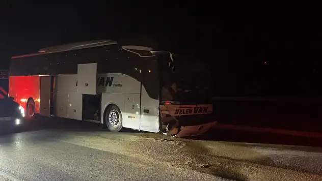 Sivas'ta yolcu otobüsü kazaya karıştı: 2 yaralı