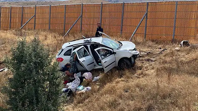 Sivas'ta yoldan çıkan araç korkuttu: 1'i bebek 4 kişi yaralandı!