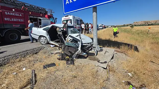 Sivas'ta otomobil levha direğine çarptı: 3 yaralı