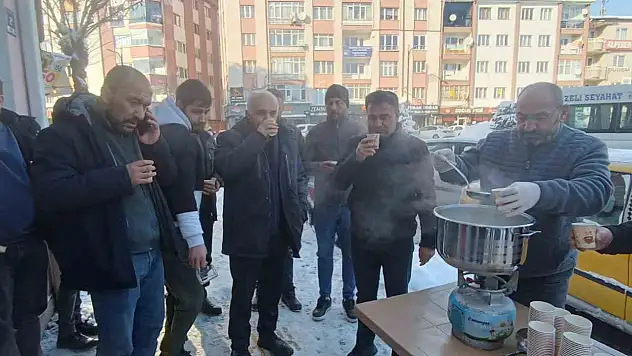 Karla mücadele eden çalışanlara sıcak süt verildi