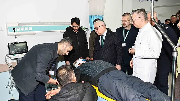 Sivas Valisi Yılmaz Şimşek yaralı öğrencileri hastanede ziyaret etti