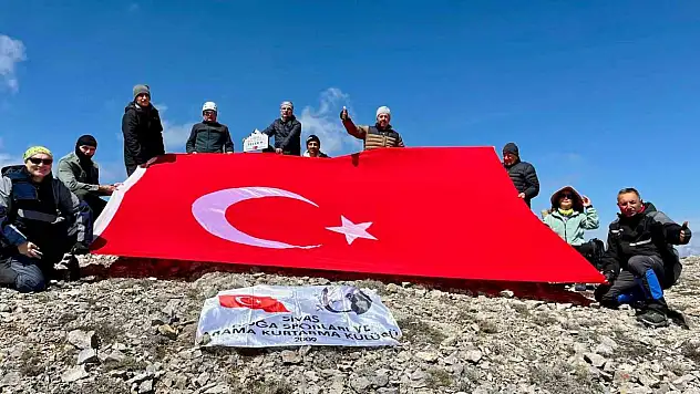 Sivaslı dağcılar zirvede bayrak açtı!