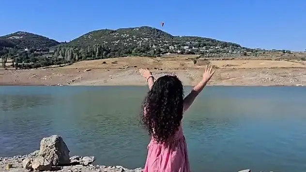 Skorsky helikopteri pilotundan küçük çocuğa selam!