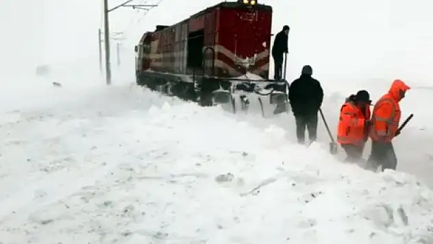 Soğuk hava ve kar yağışı demiryolu ulaşımını engelledi