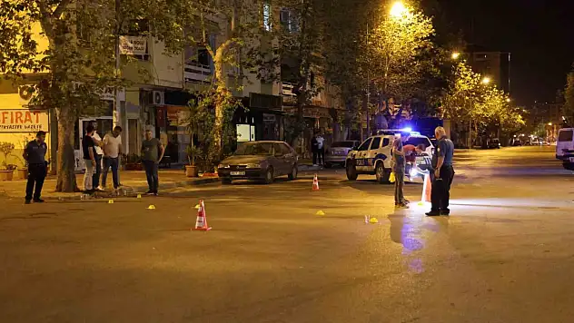 Motosikletli gençler havaya ateş açtı: Polis şüphelilerin peşine düştü