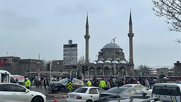 Son dakika: Kayseri Cumhuriyet Meydanı'nda feci kaza: Çok sayıda yaralı!