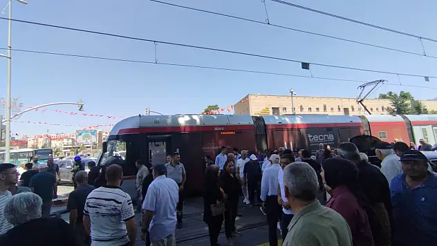 Son Dakika! Kayseri Cumhuriyet Meydanı'nda kaza: Trafik kilitlendi!
