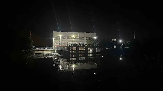 Bisikletini almak isterken sulama kanalına düştü - Akıntıya kapılan çocuk kayboldu