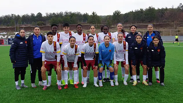 Süper Lig'e yükselen Kayseri Kadın FK kupasına kavuştu