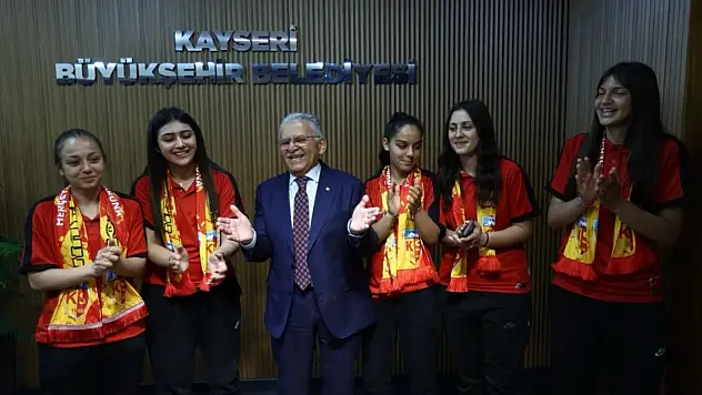 Süper Lig'e yükselen Kayseri Kadın Futbol Takımı'na Başkan Büyükkılıç'tan tebrik