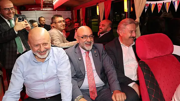 Şut çekti, bisiklet dağıttı, dolmuşa bindi! Cıngı'nın Fuar38 akşamı