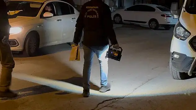 Tabancayla uğraşırken kendini vurdu - Silahı bakın nereye sakladı!