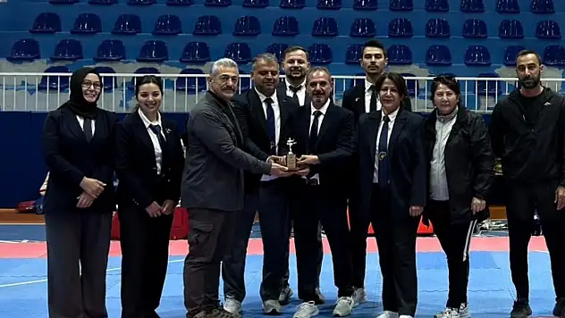 Taekwondo İl Birinciliği'nde onlarca sporcu ter döktü