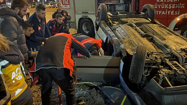 Takla atan otomobilde sıkışan arkadaşının başından ayrılmadı