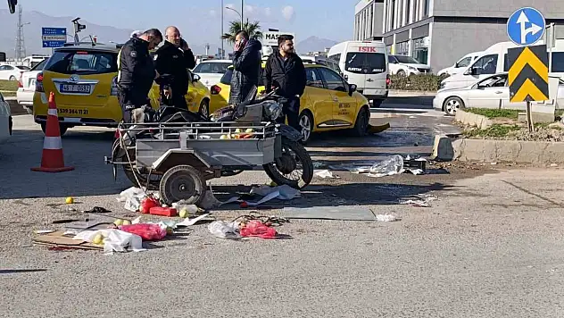 Kahramanmaraş'ta taksi ile sepetli motosiklet çarpıştı