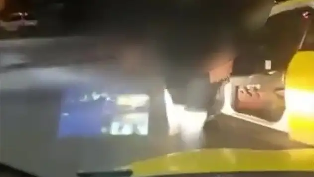 Taksici, meslektaşının önünü kesip tehdit etti!