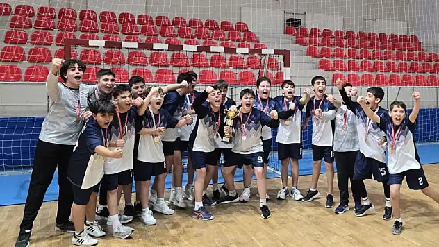 Talas 75. Yıl Mühibe Germirli Ortaokulu'nda şampiyonluk coşkusu!