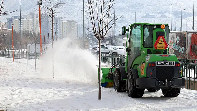 Talas Belediyesi karla mücadeleye devam ediyor