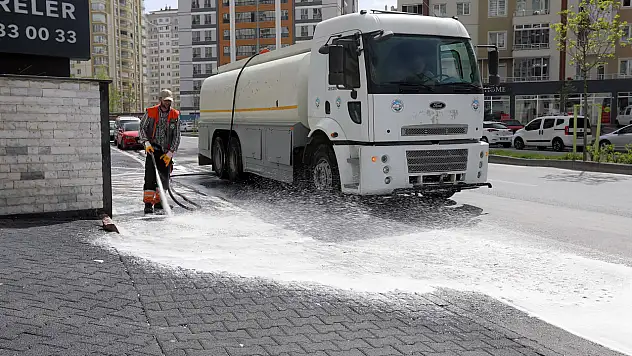Talas Belediyesi'nden bayram mesaisi: İlçe pırıl pırıl oldu