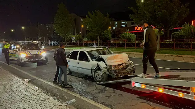 Talas Bulvarı'nda trafik kazası: 2 kişi yaralandı