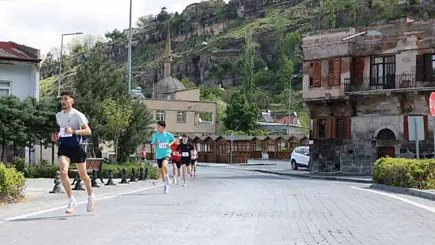 Talas'ta 19 Mayıs coşkusu parkura taştı! Gençler kıyasıya yarıştı
