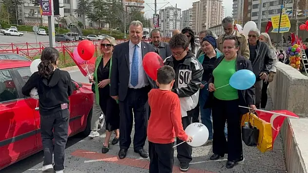 Talas'ta 23 Nisan'da çocuklara balon, bayrak ve çikolata dağıtıldı