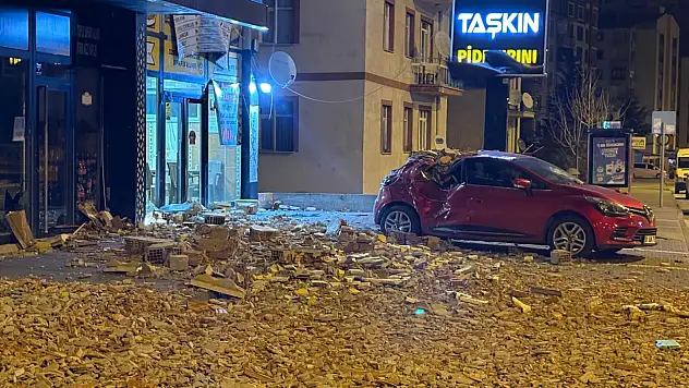 Talas'ta 5 katlı bir binanın duvarı yıkıldı!