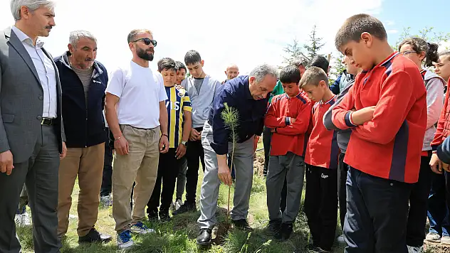 Talas'ta çocuklar 300 fidanla umudu yeşertti