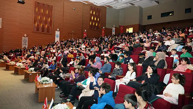 Talas'ta çocuklar tiyatro ile eğlendi