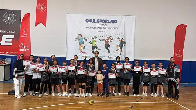 Talas'ta genç hentbolcular yarı final birinciliği için mücadele etti