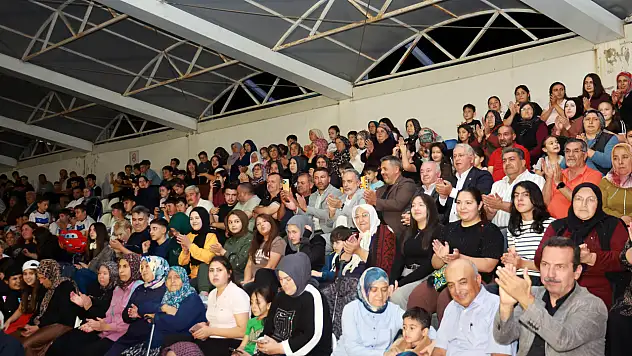 Talas'ta göz kamaştıran müzik şöleni: Vatandaşlar unutulmaz bir akşam geçirdi!