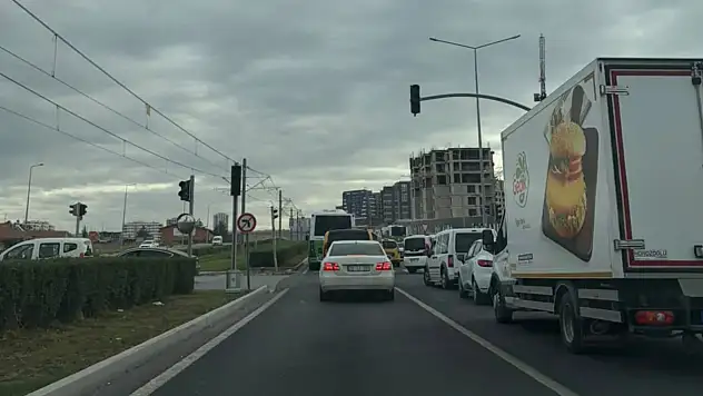 Talas'ta ışıklar söndü - Trafik kazası meydana geldi!