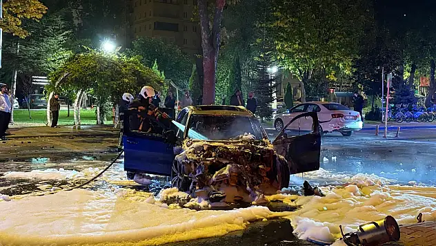 Talas'ta kaza sonrası otomobil alevlere teslim oldu!