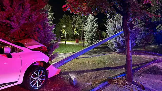 Talas'ta otomobil karşı şeride geçti: Elektrik direği devrildi