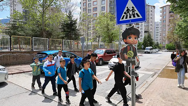 Talas'ta sevimli uyarıcılar dikkat çekiyor!