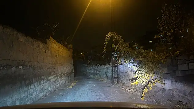 Talas'ta vatandaşları mağdur eden sokak – 'Tabela neden yok!'