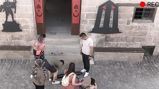 Talas'ta Zafer Bayramı'na özel sosyal deney: Vatandaşlar top mermisini kaldıramadı!