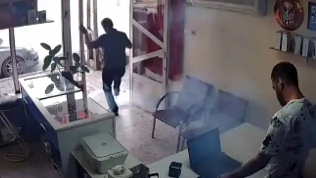 Telefon bataryasının alev alması sonucu panik anları yaşandı!