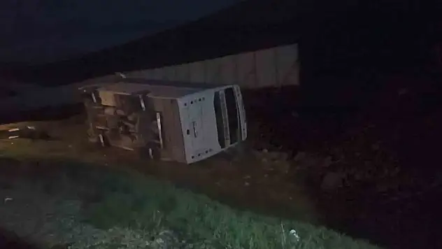 Taraftarları taşıyan midibüs devrildi: Çok sayıda yaralı!