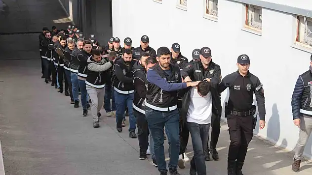 Adana'da tarihi baskın: 81 ile kaçak sigara gönderiyorlardı