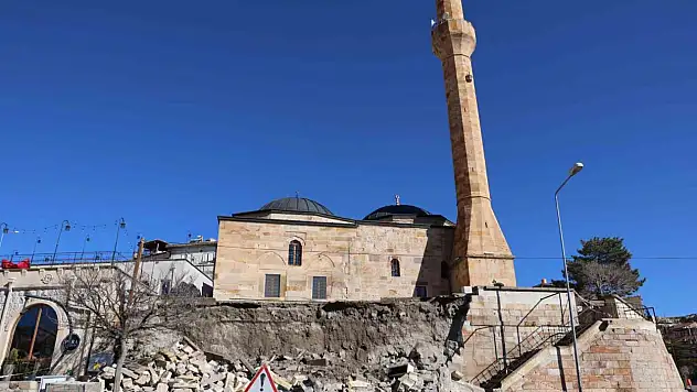 Tarihi caminin istinat duvarı çöktü