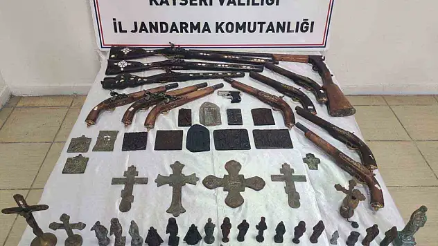 Tarihi eser kaçakçısının evinde çok sayıda tarihi eser bulundu!