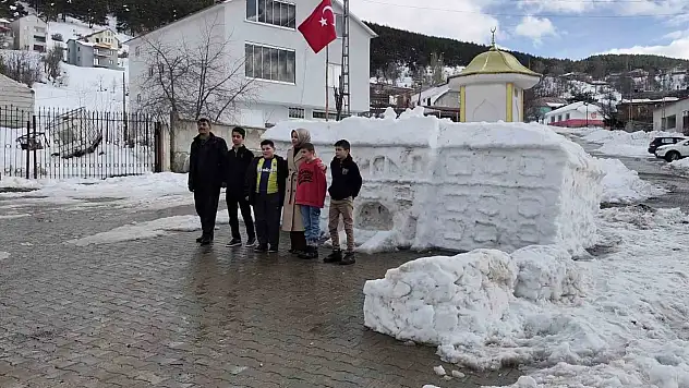 Tarihi Sivas Valiliği'nin kardan maketi dikkat çekiyor