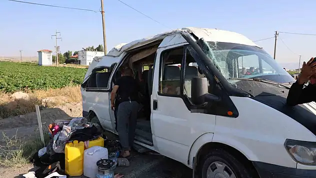 Tarım işçilerini taşıyan minibüs takla attı - Yaralılar var!