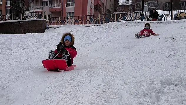 Tatile giren öğrencilerin kar sevinci kameralara yansıdı!