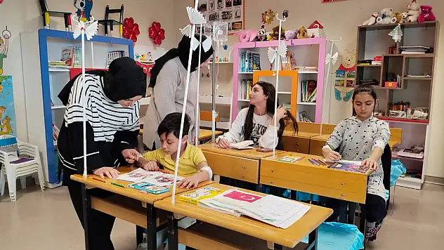 Tedavi görürken eğitimden kopmuyorlar