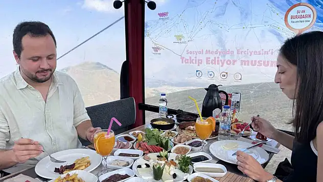 Erciyes'in zirvesine yolculuk yaparken teleferikte kahvaltı keyfi