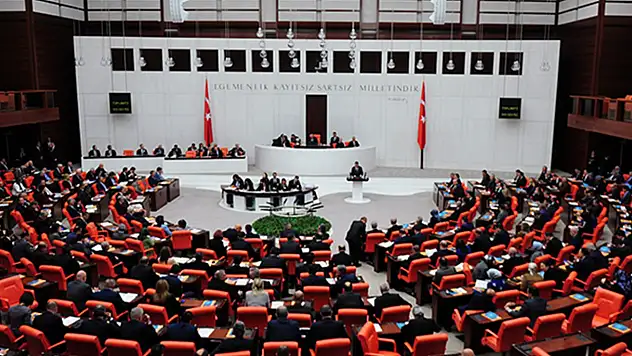 Terör örgütü yandaşlarından Türk bayrağına yönelik saldırıya TBMM'den ortak tepki