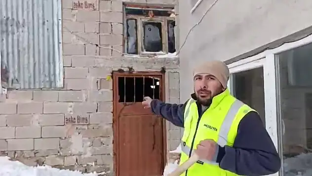 Sivas'ta tipiden ahıra saklanan köpek kapıya sıkıştı!