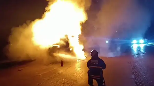 Alev alev yanan tır kullanılmaz hale geldi